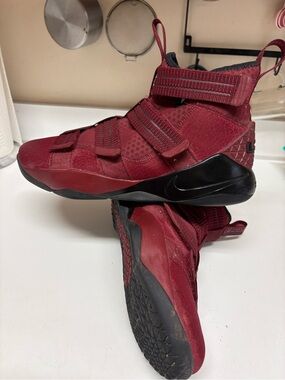 Men's sz 9.5 Nike LeBron Soldier 11 SFG 'Burgundy' excellent condition